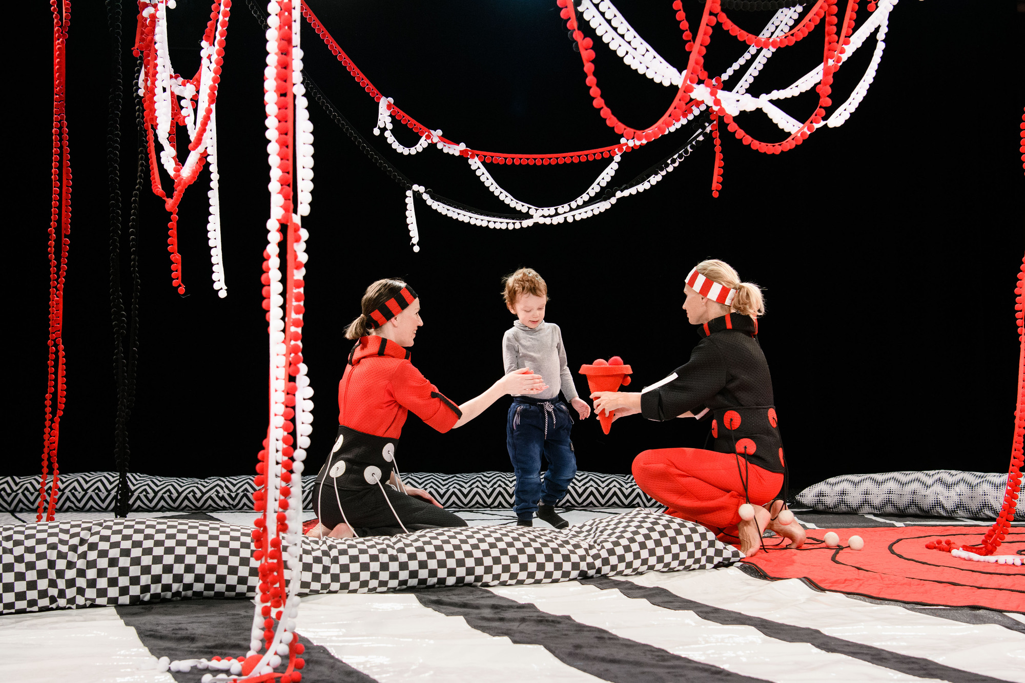 Skats no dejas teātra "Dansema" (Lietuva) kustību izrādes “Neredzētā pasaule” (rež. Birute Baņevičute) // Foto – Laura Vanseviciene
