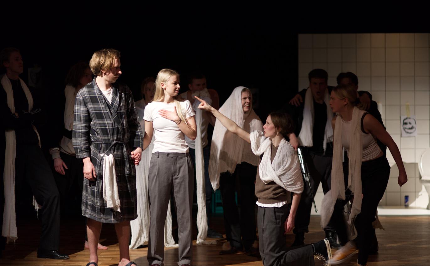 Skats no "Von Krahl" teātra izrādes “Es tam neticu!” (rež. Juhans Ulfsaks) // Publicitātes foto