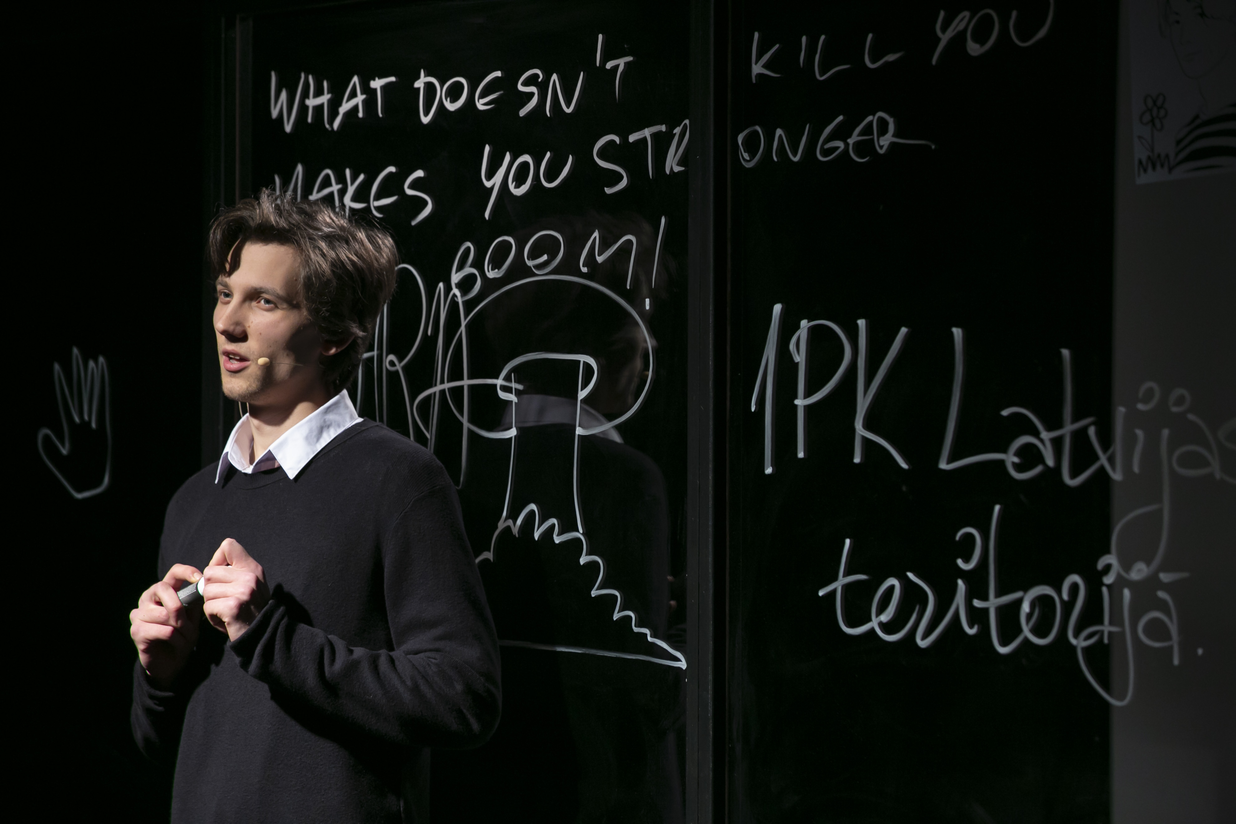 Skats no DDT izrādes "Netikumīgie" (rež. Krista Burāne) // Publicitātes foto