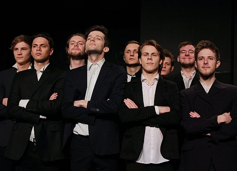 Skats no izrādes "No zirga līdz personībai” (2015, rež. Gilds Aleksa). Mārtiņš Zariņš - pirmais no labās puses // Publicitātes foto