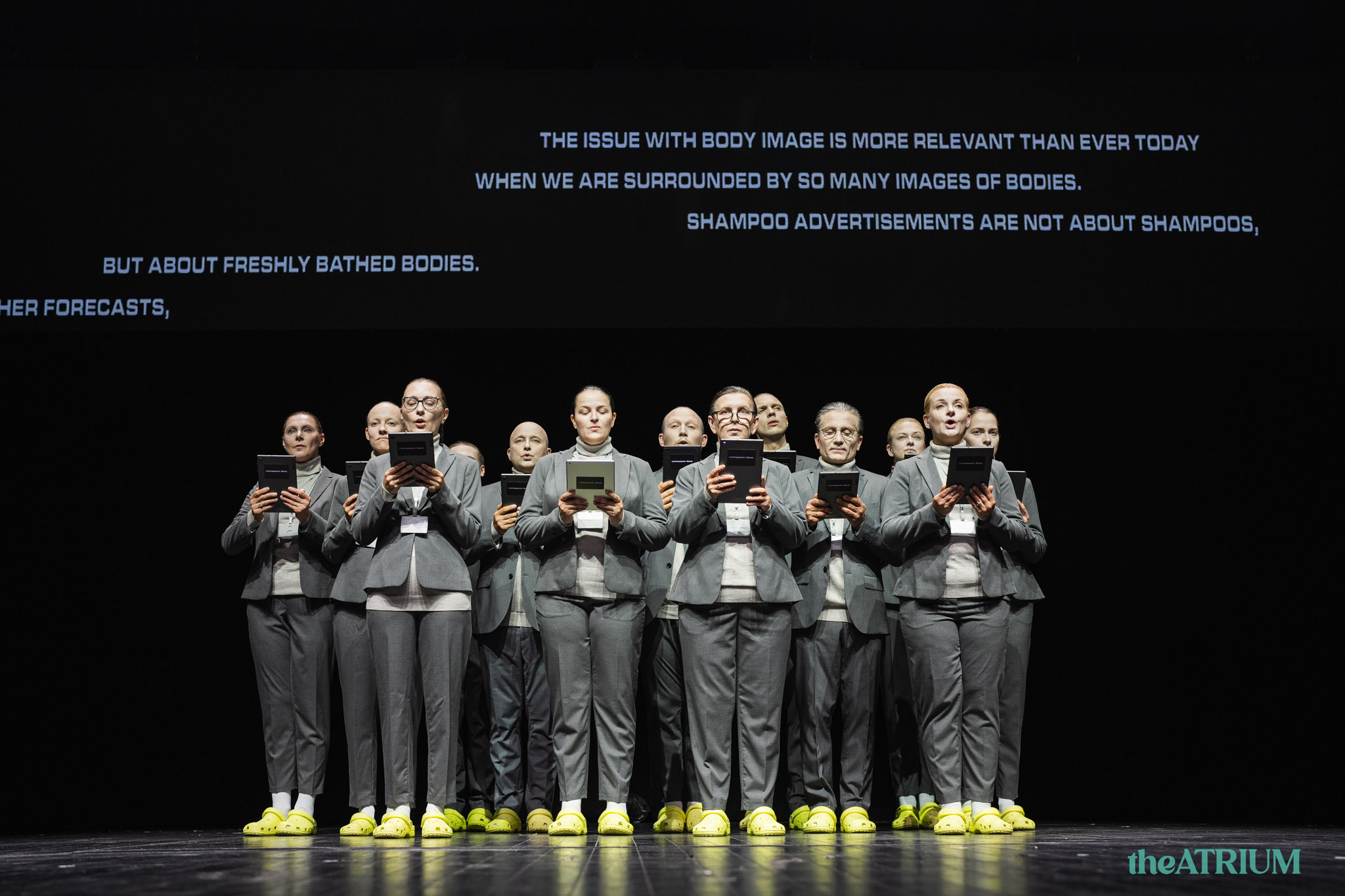 Skats no teātra kompānijas "Operomanija" izrādes “Drosmīgais jaunais ķermenis” (aut. A. Bumšteins, Ž. Kudirka) // Foto – Domas Rimeika