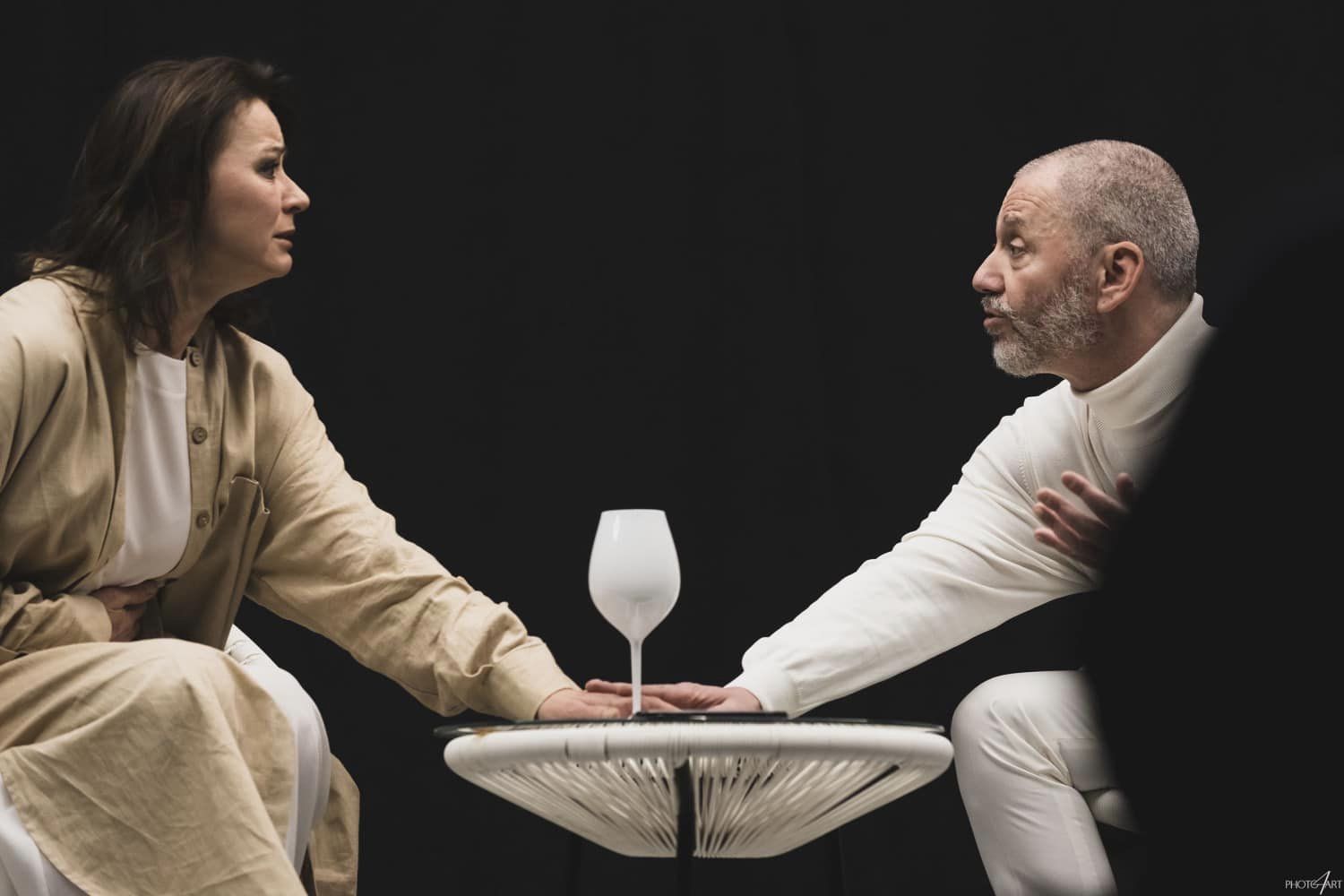 Marija Naumova un Horens Stalbe izrādē "Akmens aizslīd garām" // Publicitātes foto