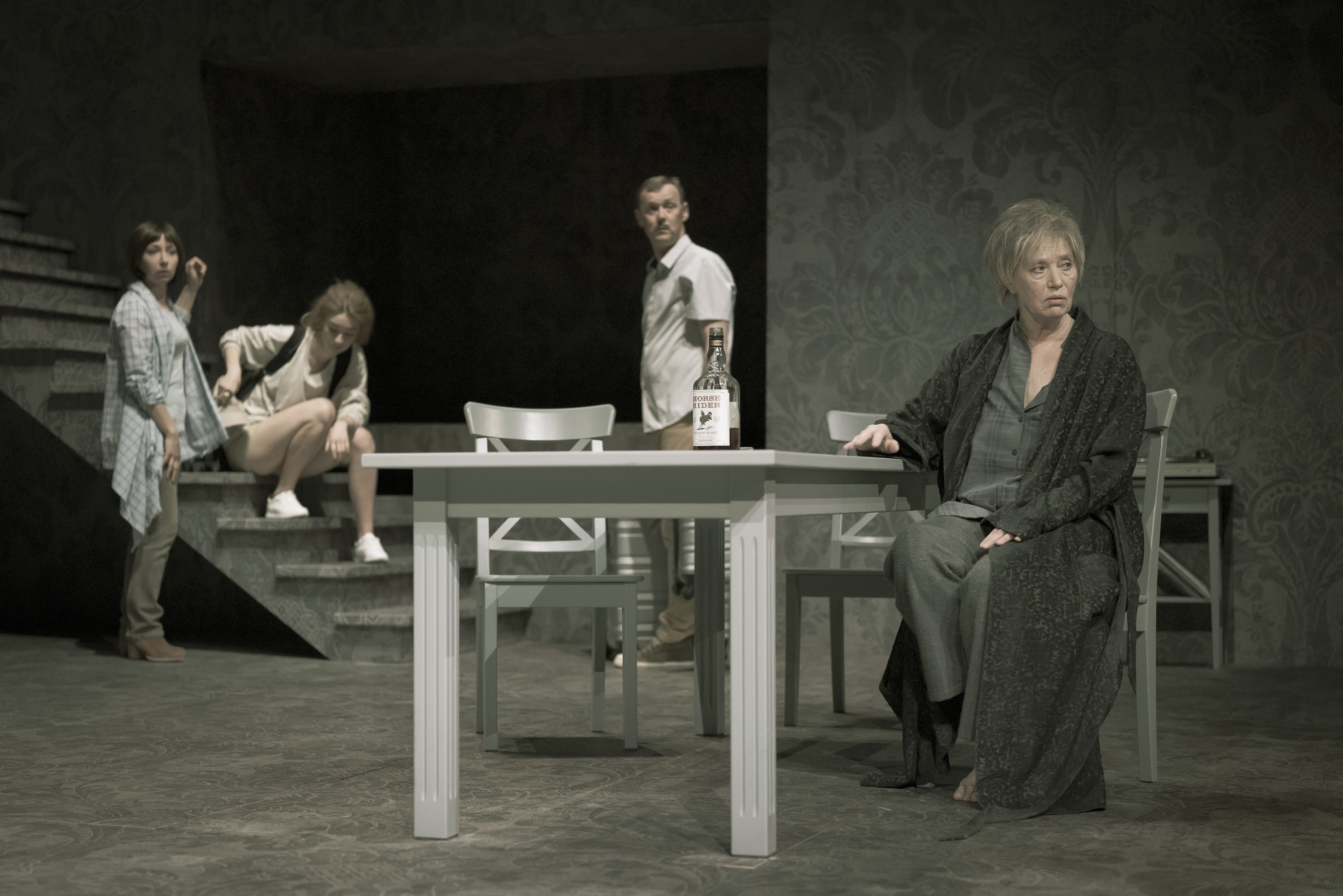 Skats no VDT izrādes "Osedžas zeme" (rež. Dž. Dž. Džilindžers) // Foto – Mārtiņš Vilkārsis