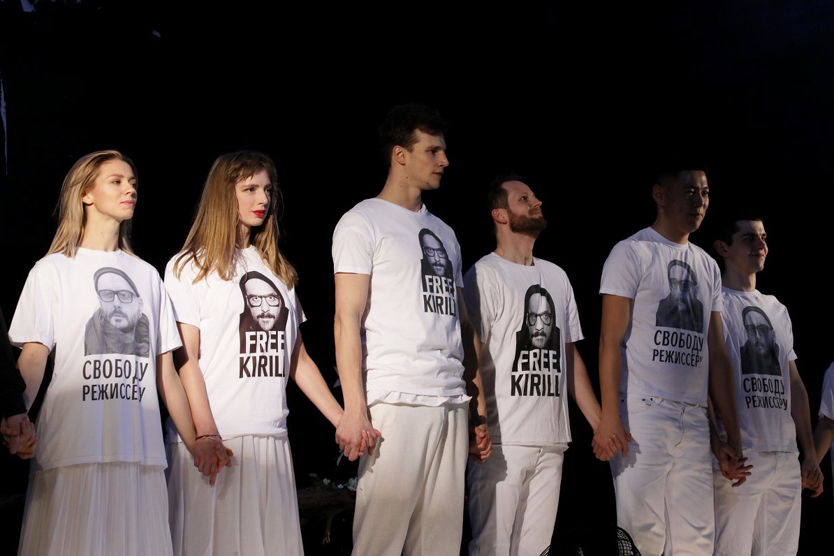 Skats no Kirila Serebreņņikova izrādes "Outside" (2020) fināla // Publicitātes foto