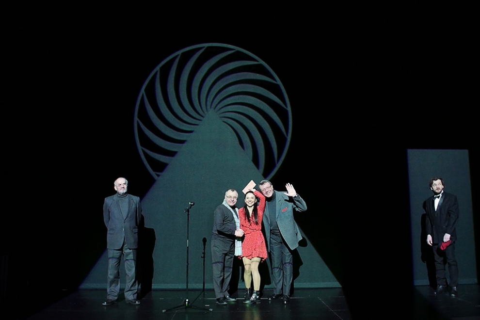 Skats no RKT izrādes "Krietnais cilvēks no Sečuānas" // Foto – Katrīna Neiburga