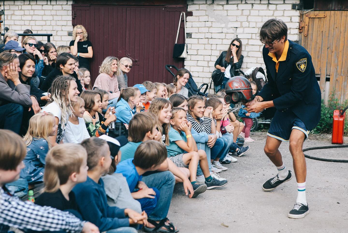 Skats no Toma Treiņa izrādes "Pagalms atdzīvojas" Valmieras Vasaras teātra festivālā // Publicitātes foto