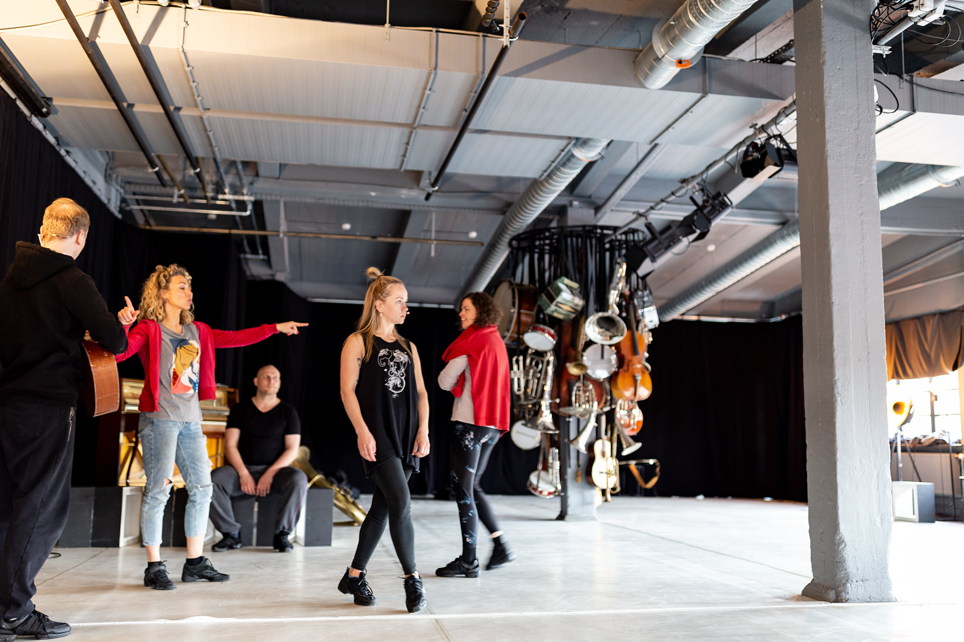 Skats no kustību izrādes "ParaDIZZY" (M. Čehova Rīgas Krievu teātris/ OratoriO, horeogr. Inga Krasovska) // Mēģinājumu publicitātes foto, photo4art.lv