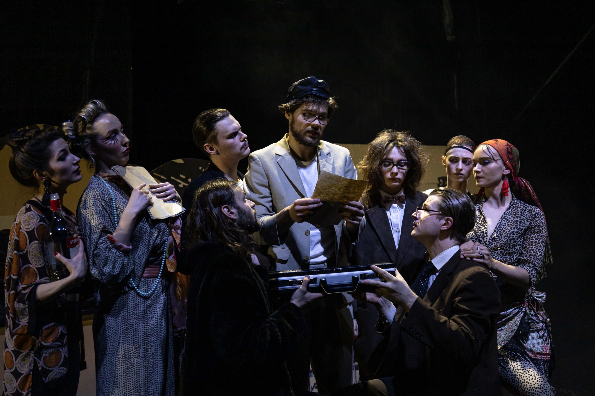 Skats no izrādes "Pašnāvnieks" (rež. Toms Treinis) // Foto – Aija Melbārde