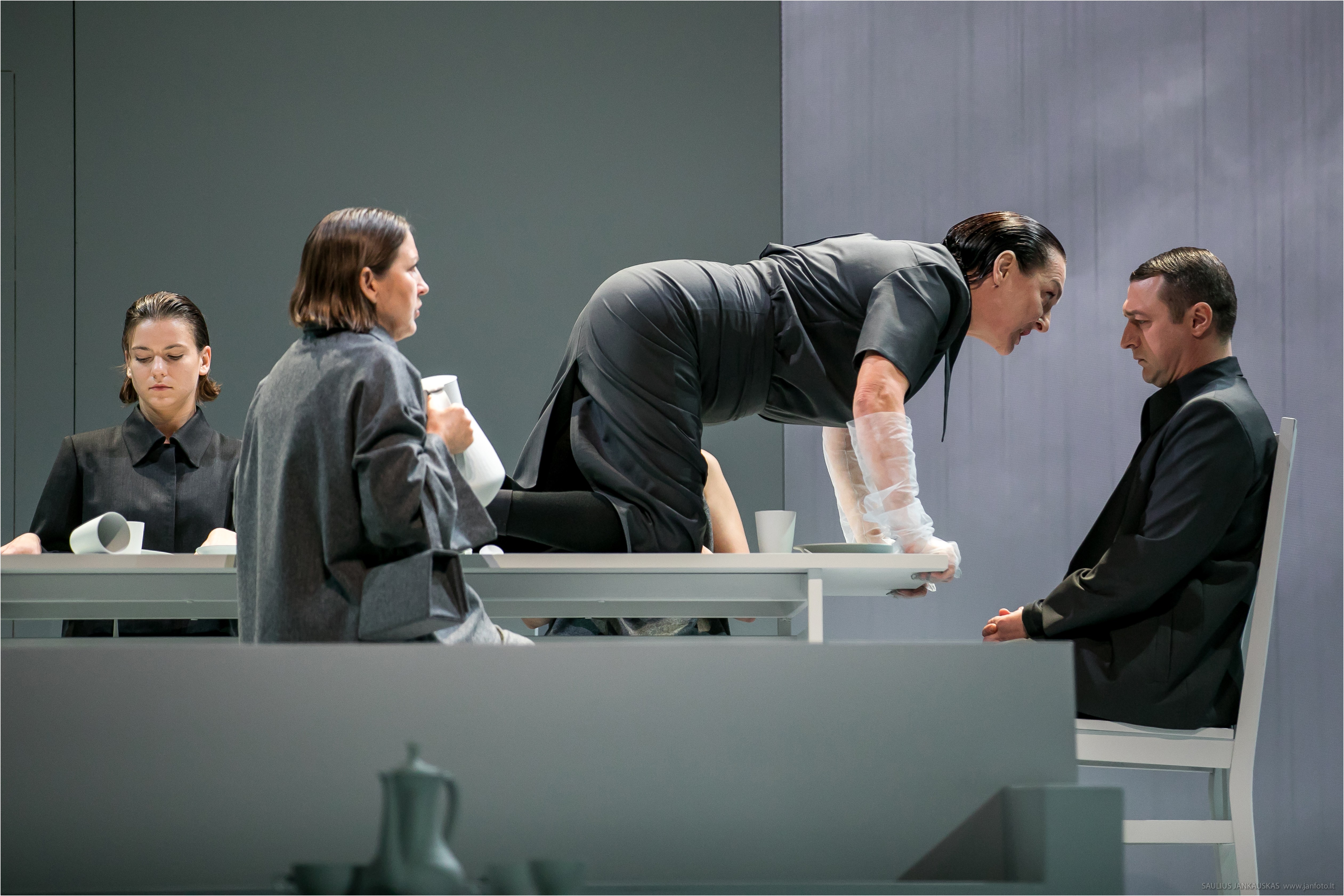 Skats no Šauļu Drāmas teātra izrādes “Patina” (rež. Egle Švedkauskaite) // Foto – Saulius Jankauskas