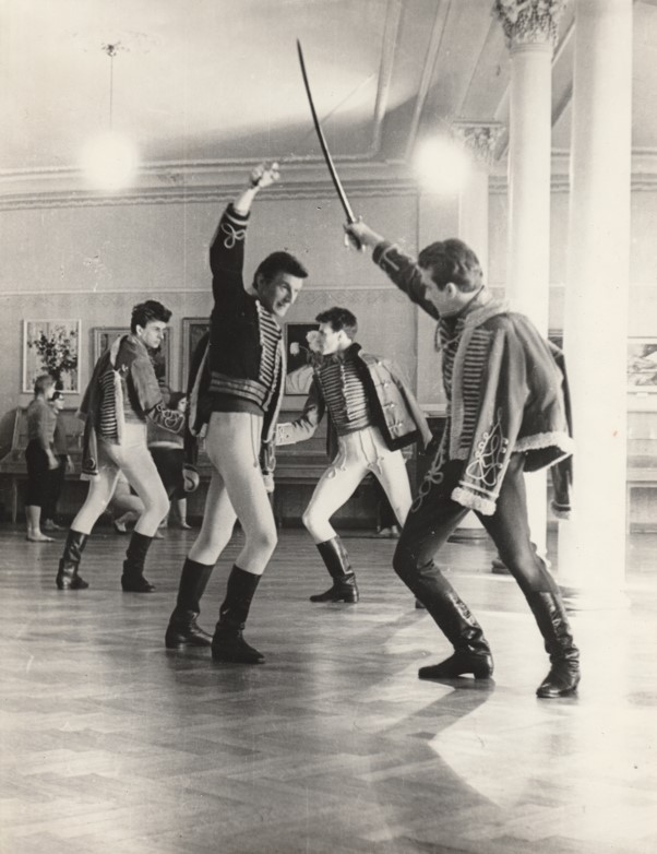 Paukošanas nodarbība. Priekšplānā no kr. Bruno Šics, Jānis Dauksts, 2. r. no kr. Jānis Lagzdiņš, Juris Pučka