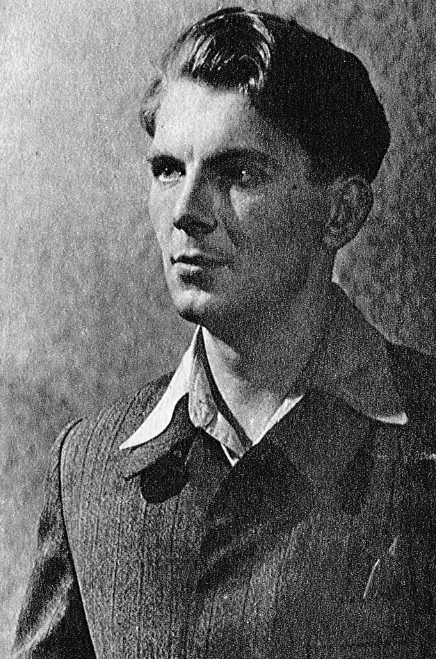 Skats no Dailes teātra izrādes „Jaunākā brāļa vasara” (1955). Eduards Pāvuls – Uģis