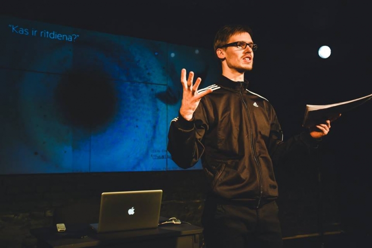 Jānis Balodis DDT izrādē "Kas notiks rītdien?" (2017) // Foto – Aivars Ivbulis