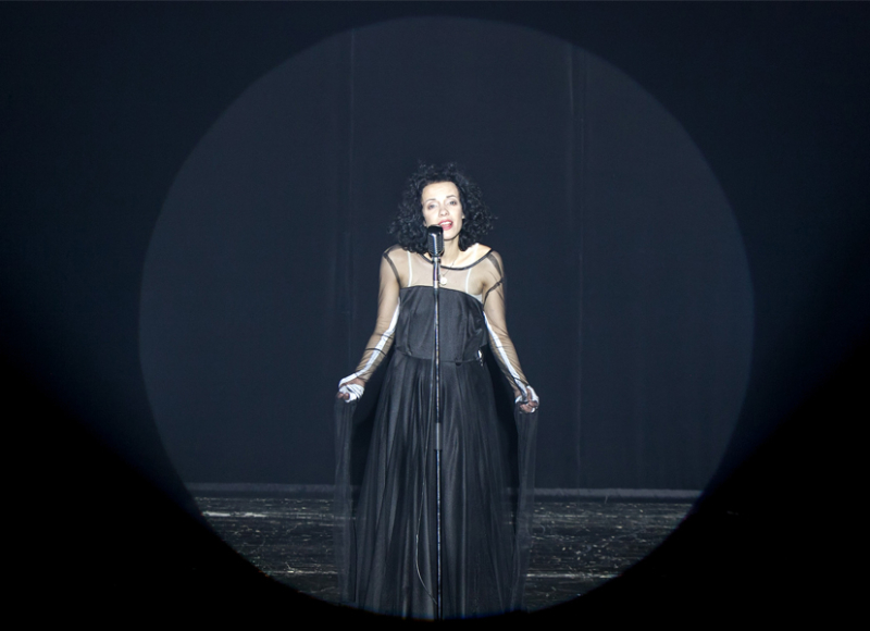 Skats no Liepājas teātra izrādes "Piafa". Edīte Piafa – Agnese Jēkabsone // Foto – Ziedonis Safronovs