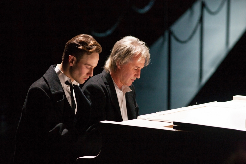 Maksims Busels un Uldis Marhilēvičs izrādē "1900. Leģenda par pianistu" (2017)  // Foto – Didzis Grodzs