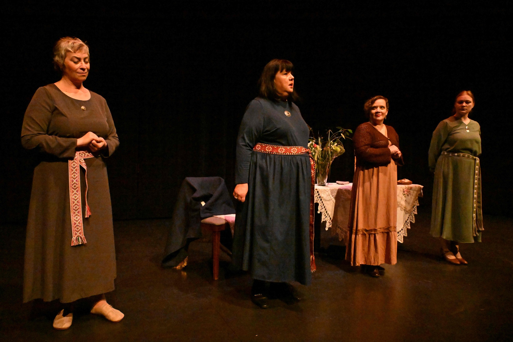 Skats no Latviešu teātra Īrijā “Sliedes” izrādes  “Piemini Latviju” (rež. Baiba Gaigra) // Foto – Guntars Līcis