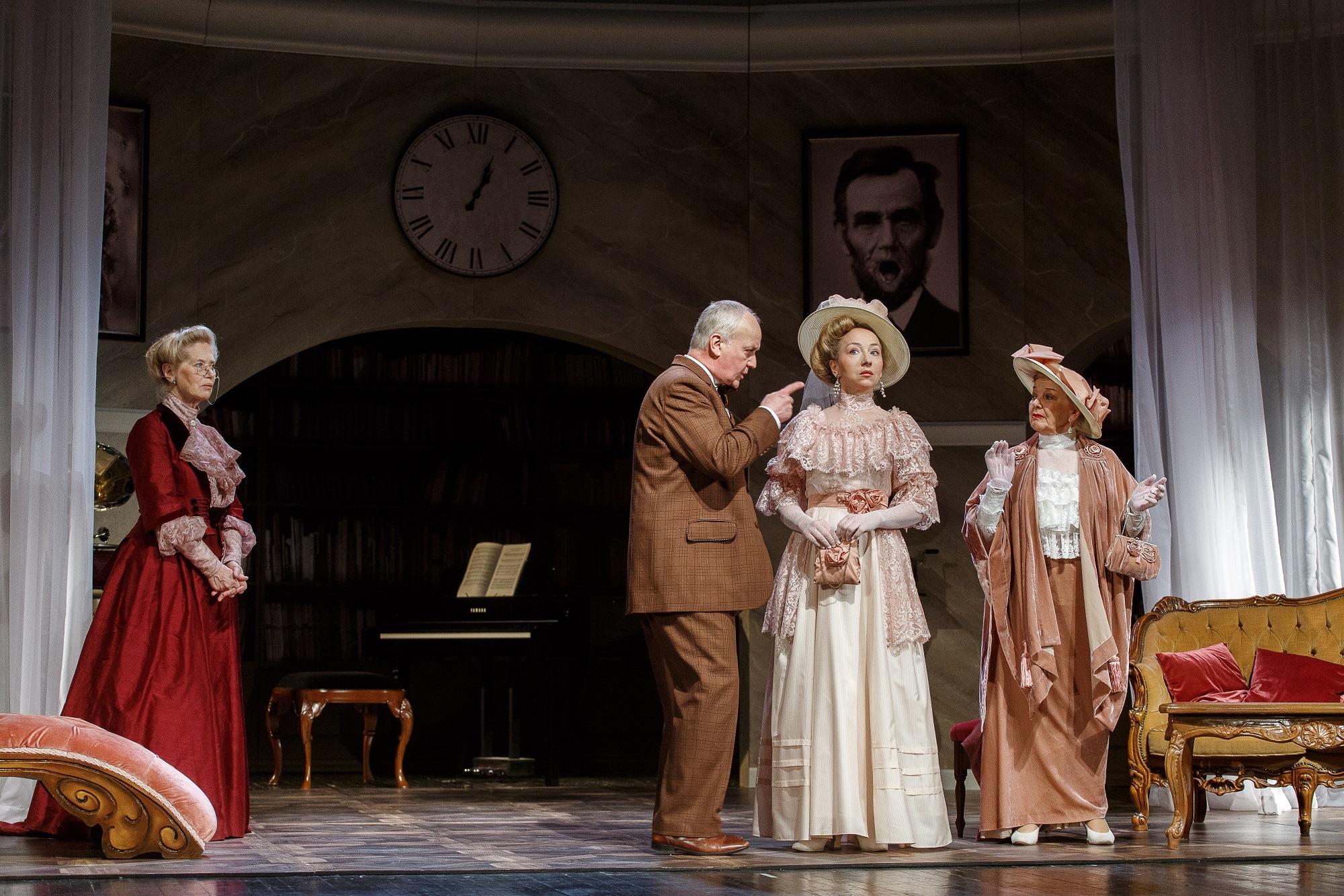 Misis Higinsa – Dace Eversa, Henrijs Higinss – Tālivaldis Lasmanis, Klāra – Ieva Puķe, misis Einsforda – Astra Baumane // Foto – Matīss Markovskis