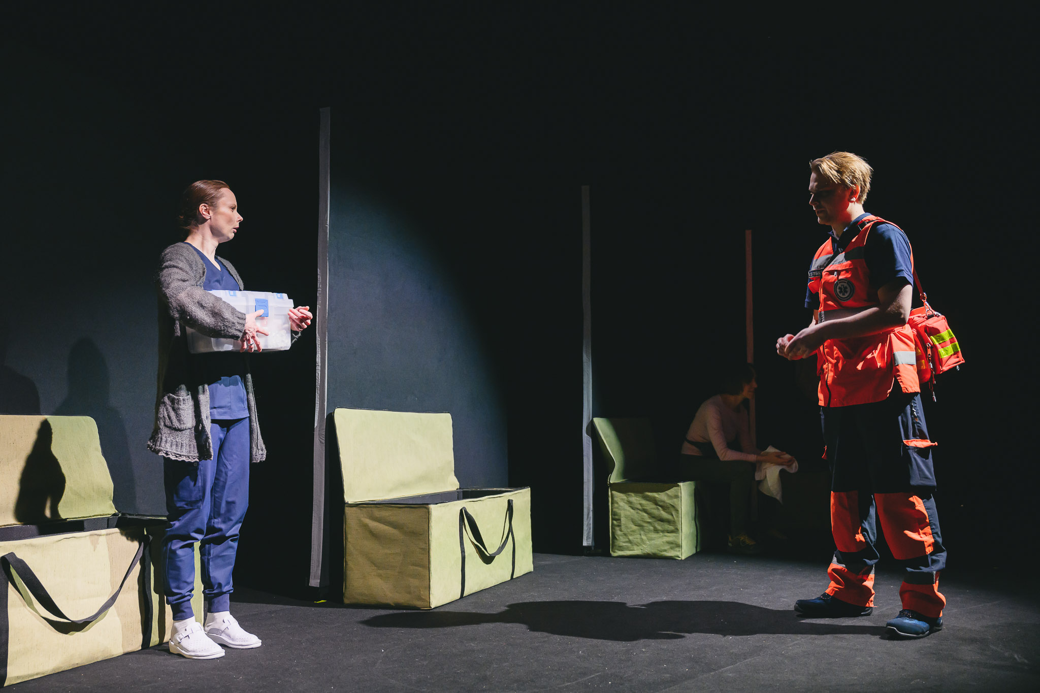 Laura Jeruma un Kārlis Ērglis izrādē "Parasta pirmdiena" // Foto – Edgars Pohevičs