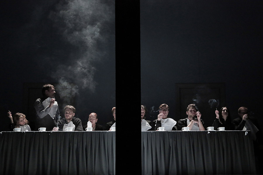 Skats no LT izrādes "Portreti. Vilki un avis" // Foto – Krista Dzudzilo