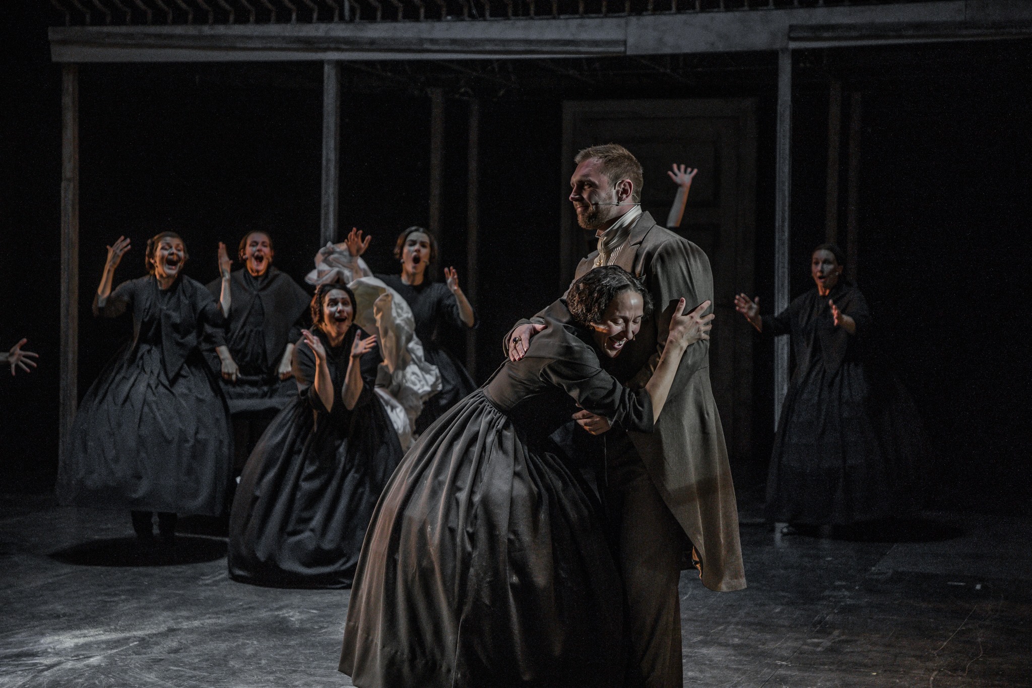 Vešeriene – Karīna Tatarinova, Akmentiņš – Sandis Pēcis // Foto – Justīne Grinberga