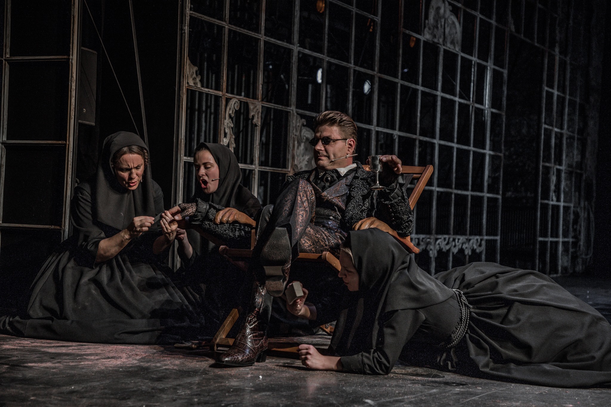 Centrā: Barons – Edgars Pujāts // Foto – Justīne Grinberga