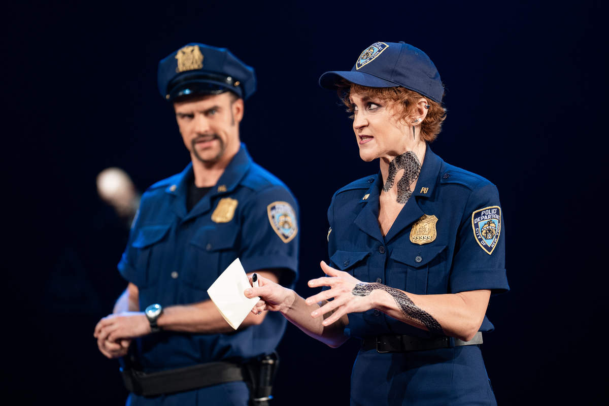 Skats no izrādes "Pusnakts šovs ar Jūdu Iskariotu". Prokurors Jusefs Elfajumi –  Kaspars Dumburs, advokāte Fabiana Aziza Kaninghema – Ilze Ķuzule-Skrastiņa // Foto – Mārcis Baltskars