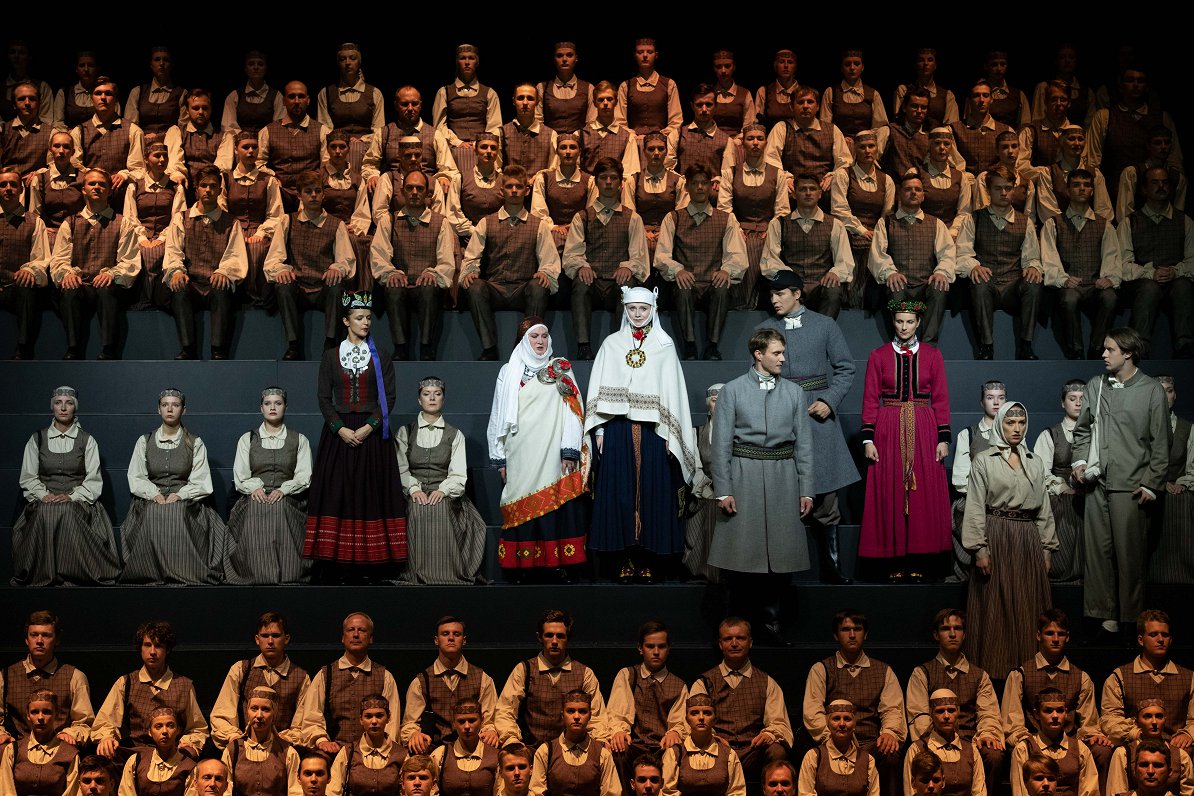 Skats no LNT izrādes "Pūt, vējiņi!" (rež. E. Seņkovs) // Foto – Kristaps Kalns