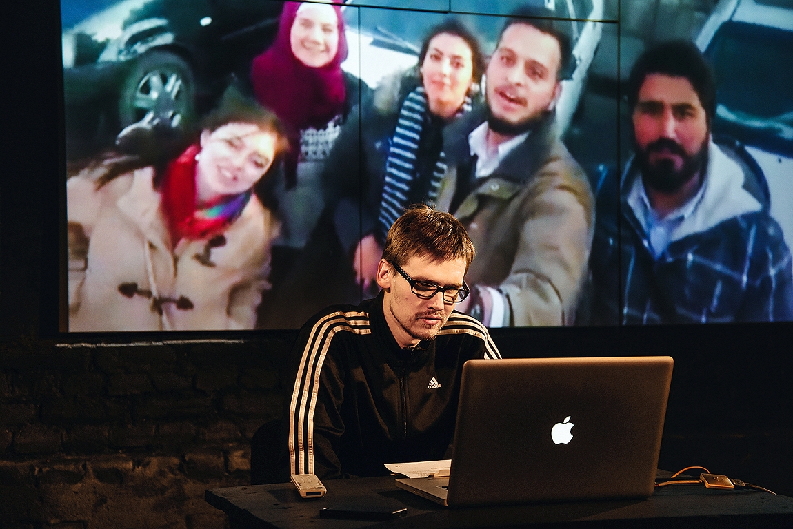 Skats no DDT izrādes "Kas notiks rītdien?" (rež. Paula Pļavniece) // Foto – Aivars Ivbulis