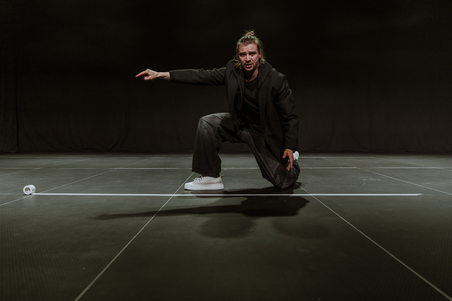 Skats no Kristapa Kristera Ozola monoizrādes "Sākums" Valmieras teātrī (rež. Elmārs Seņkovs) // Foto – Matīss Markovskis