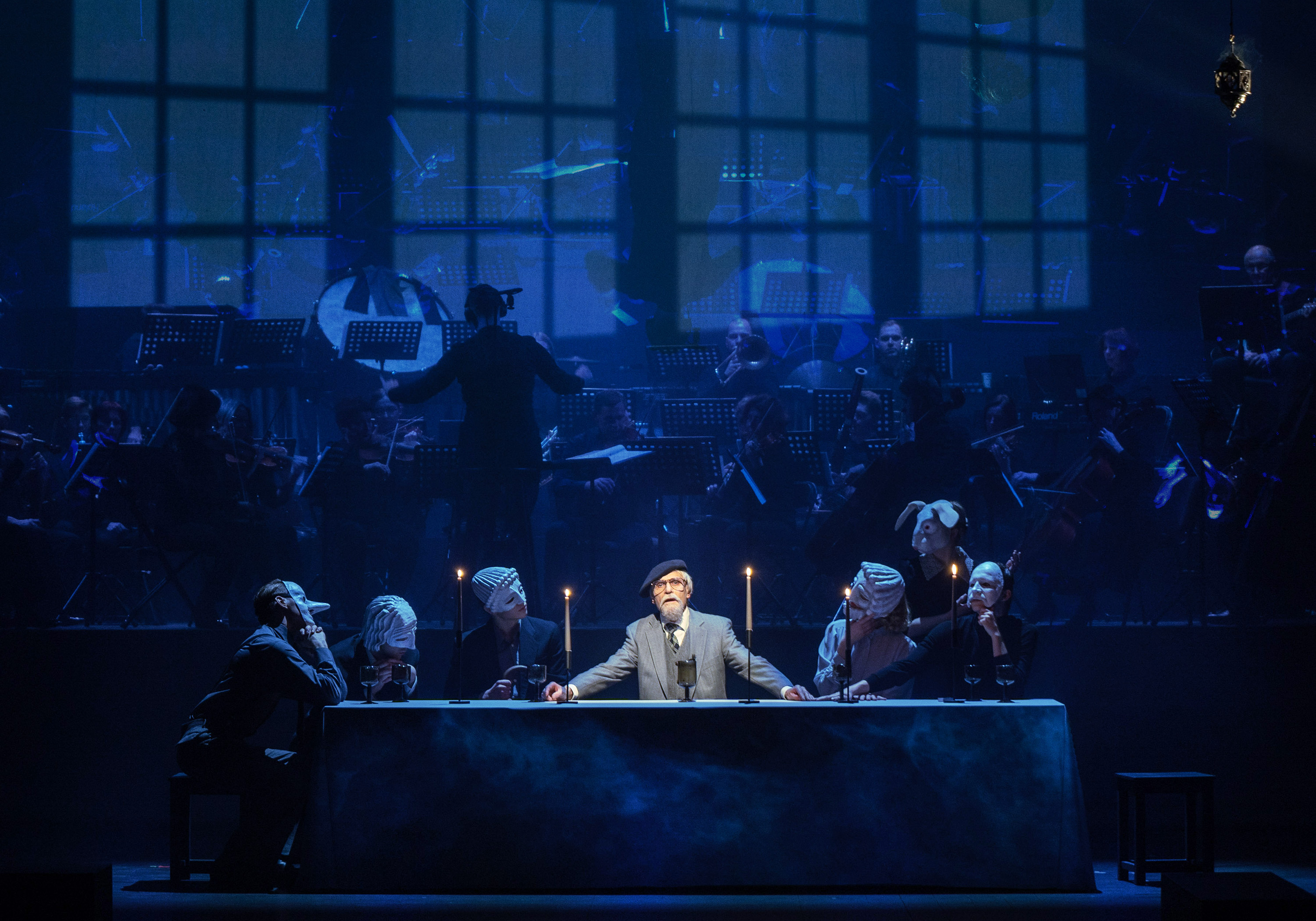 Skats no Panevēžas Joza Miltiņa drāmas teātra izrādes “Sala, kuras nav” (rež. A. Špilevojs) // Foto Arvydas Gudas