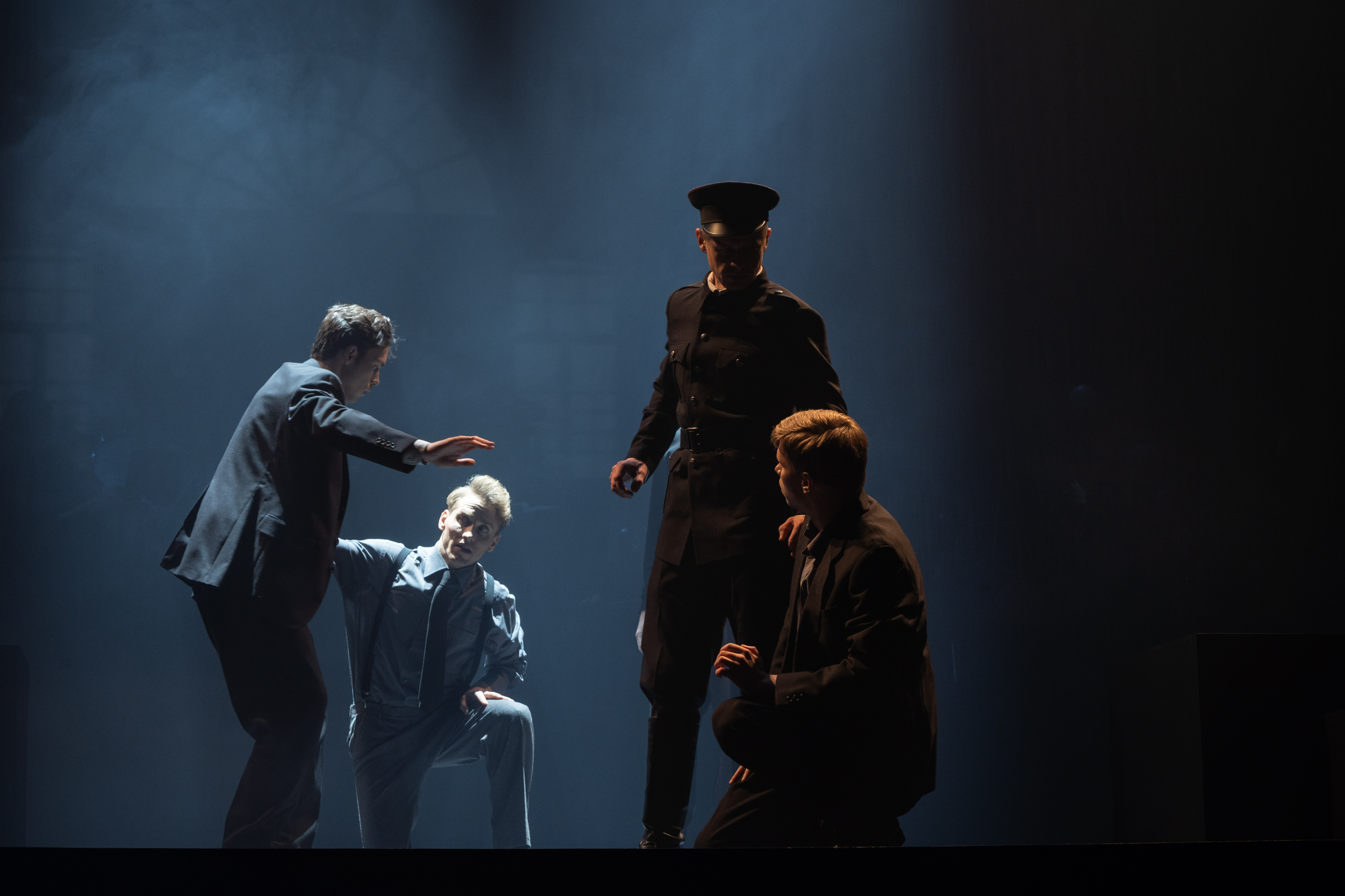 Skats no Juoza Miltiņa drāmas teātra izrādes "Sala, kuras nav" (2022, rež. A. Špiļevojs) // Foto – Arvydas Gudas