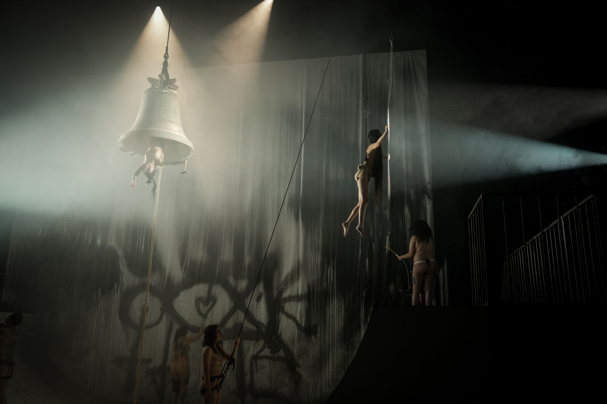 Skats no Florentīnas Holcingeres izrādes "Sancta" // Foto – Mayra Wallraff