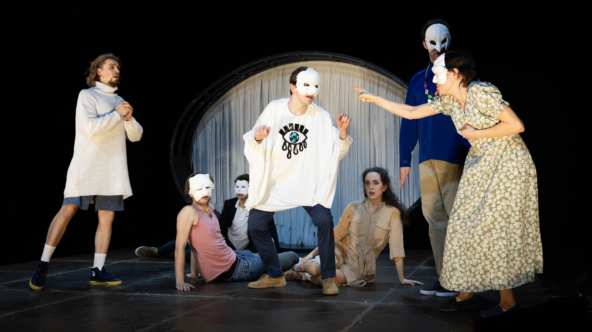 Skats no LKA izrādes "Laikmetīga masku komēdija: Sapņotāji" (rež. Kārlis Krūmiņš) // Publicitātes foto