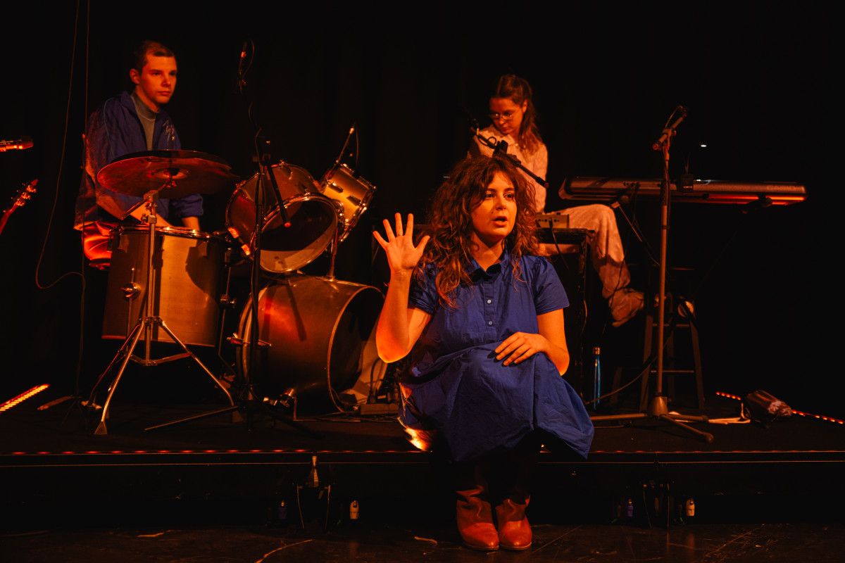 Skats no "Dirty Deal Teatro" izrādes "Sapņu ķērāji" (2023, rež. Roberts Dauburs) // Publicitātes foto