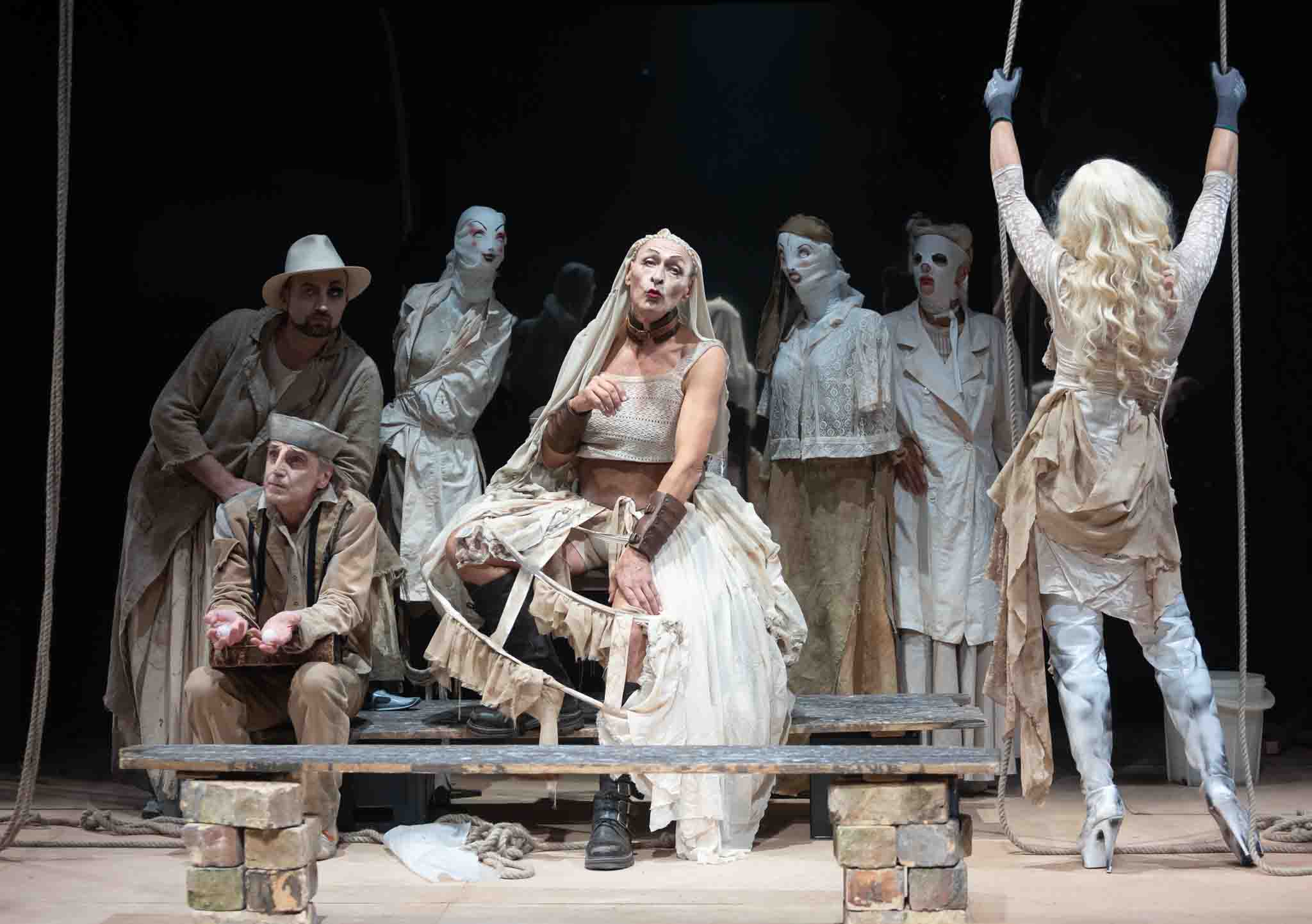 Skats no Viļņas Mazā teātra izrādes “Scilla vēlas būt cilvēks” (rež. G. Tuminaite) // Foto – Greta Skaraitienė
