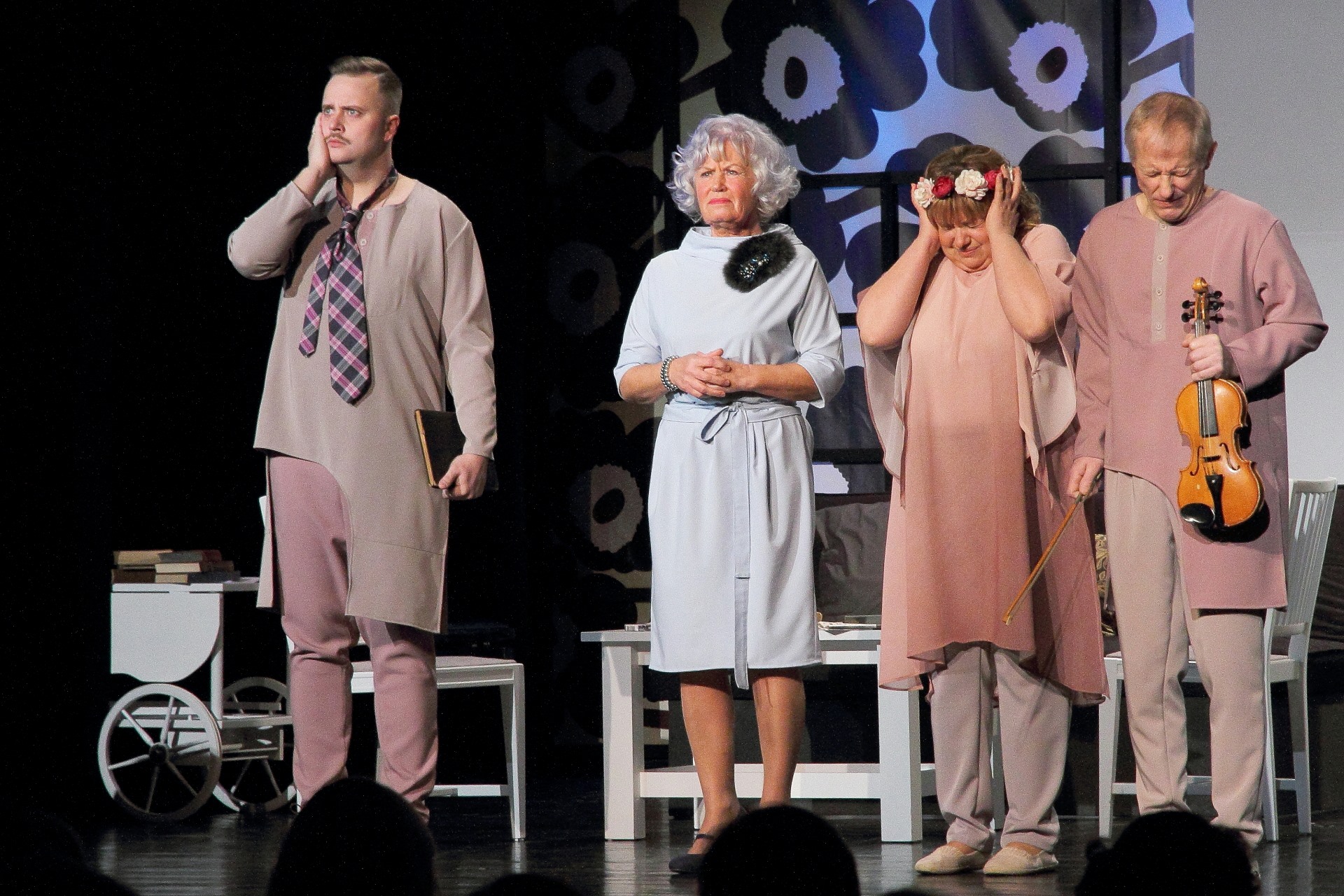 Skats no Ventspils teātra izrādes “Dīvainā misis Sevidža” (rež. Vija Draviņa) // Publicitātes foto