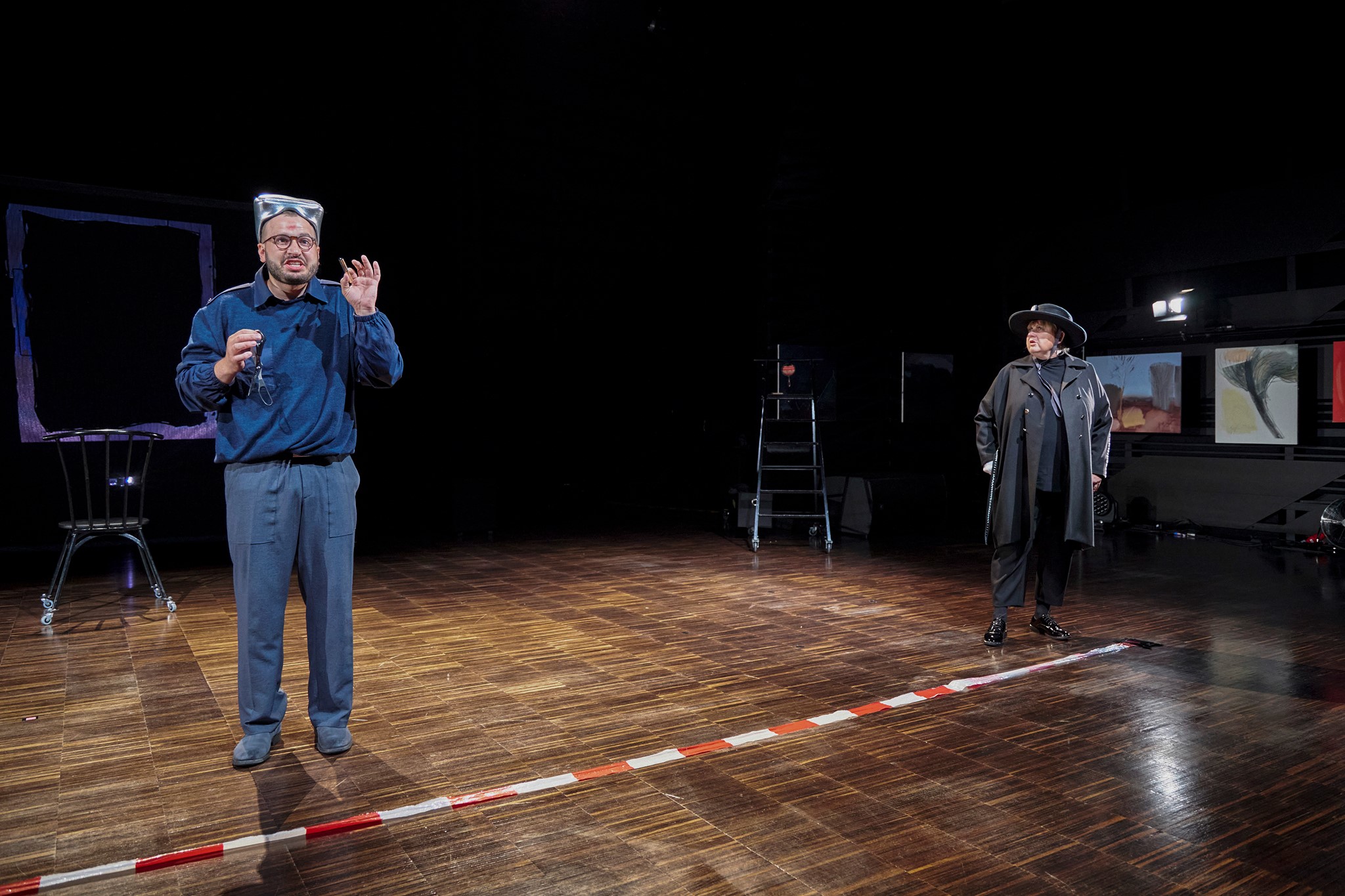 Skats no Rēzeknes Tautas teātra jauniestudējuma: Anna Rancāne "Meklējiet sievieti' (rež. Māra Zaļaiskalns, 2020) // Publicitātes foto