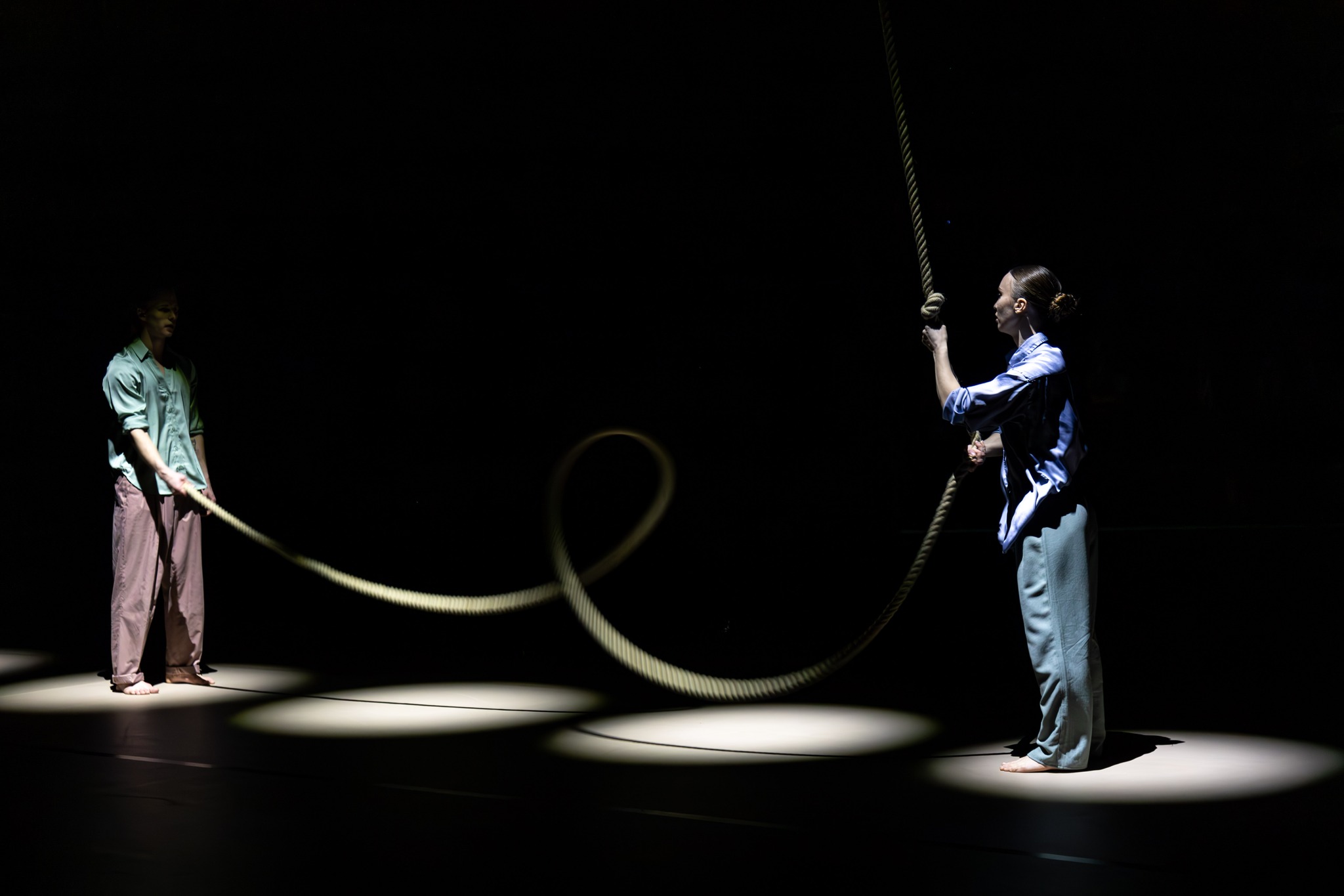 Skats no laikmetīgās dejas izrādes "Silueta burti" (horeogr. Artūrs Nīgalis) // Foto – Aija Melbārde