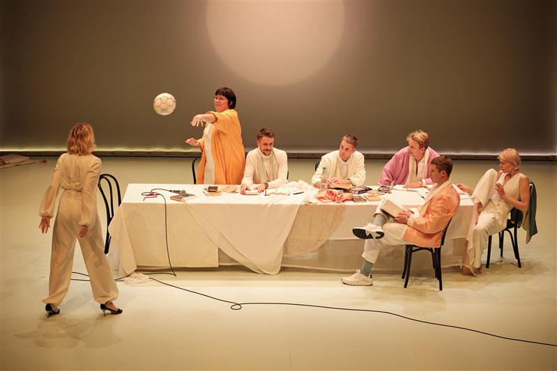 Skats no Von Krahl teātra iestudējuma “Tu esi daudz brīnišķīgāka/s šodien nekā rīt” // Festivāla "Draama" publicitātes foto