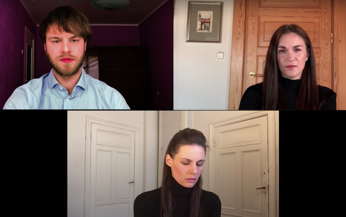 Anzelms – Kaspars Dumburs, Marija – Ilze Ķuzule-Skrastiņa, Regīne – Ieva Segliņa // Ekrānšāviņš no izrādes