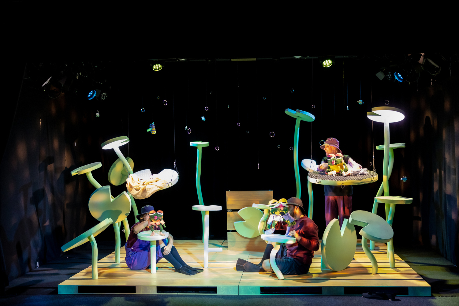 Skats no Latvijas Leļļu teātra izrādes “Skribu skrābu tvīt plunkš” (rež. Vija Blūzma) // Foto – Agnese Zeltiņa