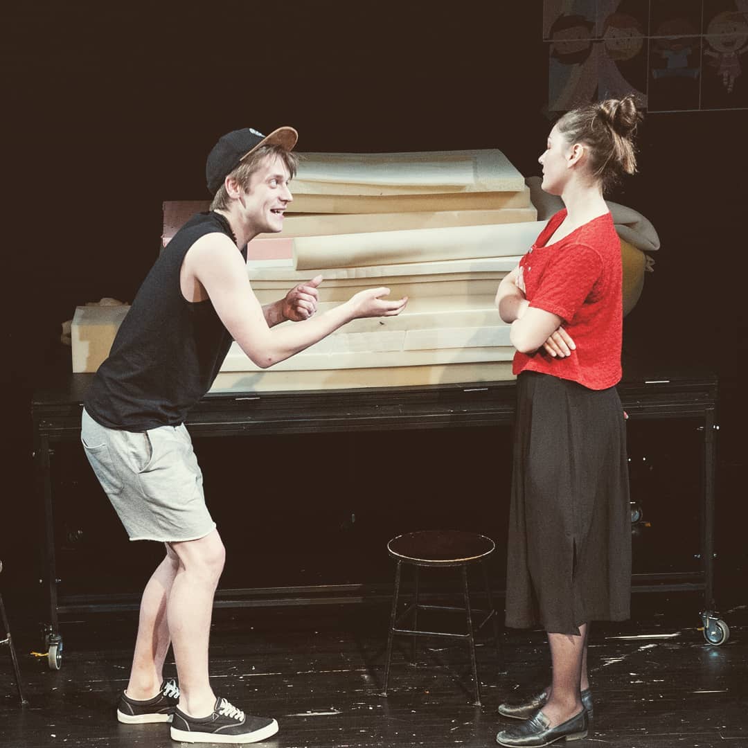 Skats no diplomdarba izrādes "Nelabā roka" (2019, rež. Kārlis Krūmiņš) // Publicitātes foto