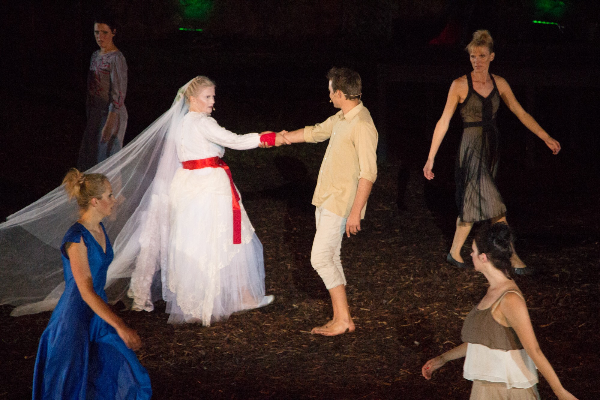 Skats no izrādes "Spēlēju, dancoju". Centrā: Lelde – Inga Apine, Tots – Kārlis Neimanis  // Foto – Gatis Priednieks-Melnacis