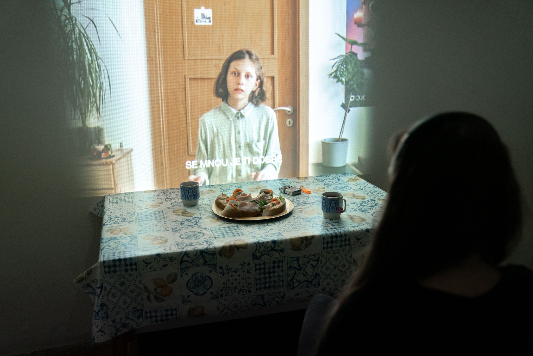 Skats no "Kolektiv Nesladim" izrādes “Realitātes šķelšanās” // Publicitātes foto