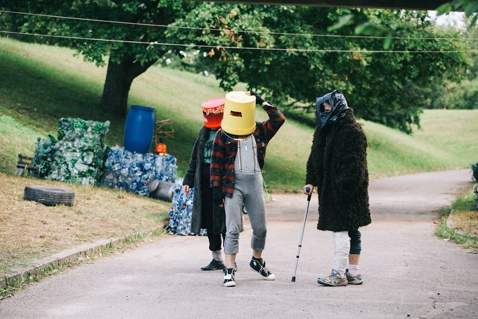 Skats no izrādes "Stacija Nezinkaskuriens"