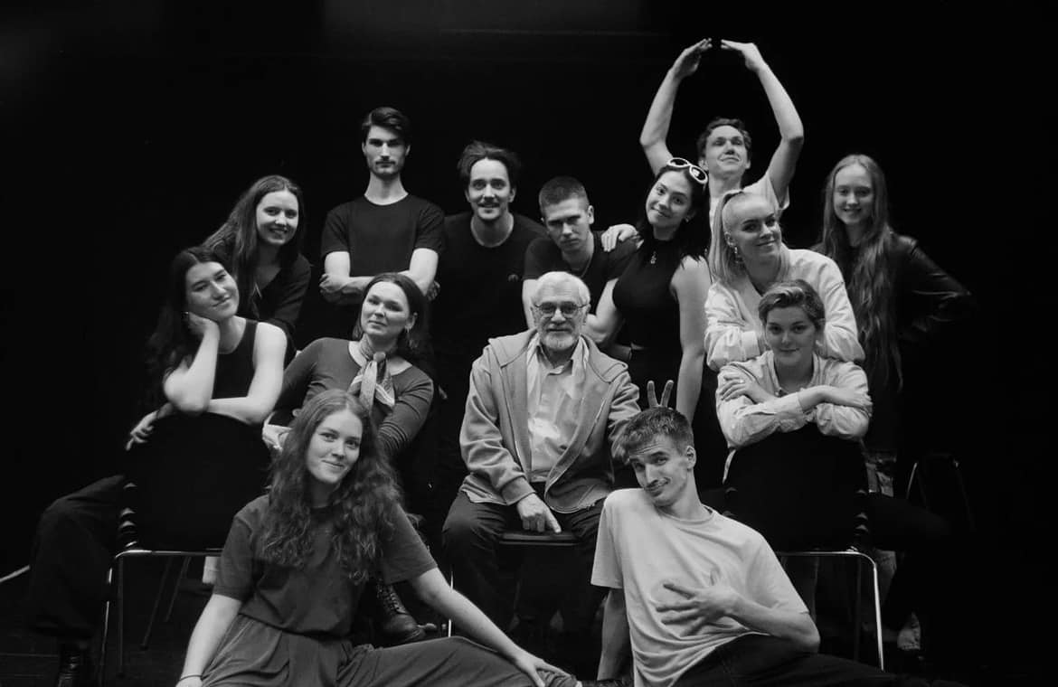 Pēteris Krilovs ar Dailes teātra 10. studijas audzēkņiem // Foto no personīgā arhīva