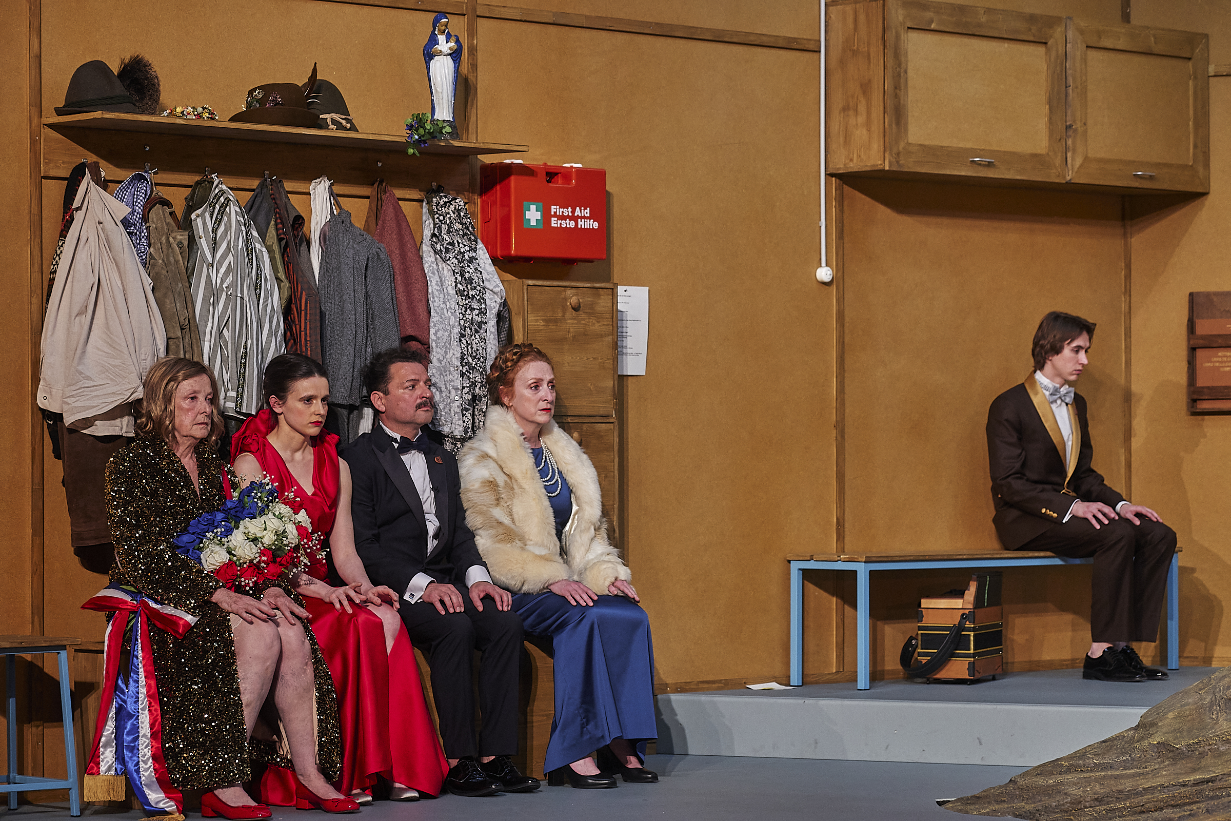 Skats no Lozannas teātra izrādes "The Summit" (rež. Kristofs Martālers) // Foto – Matthias Horn