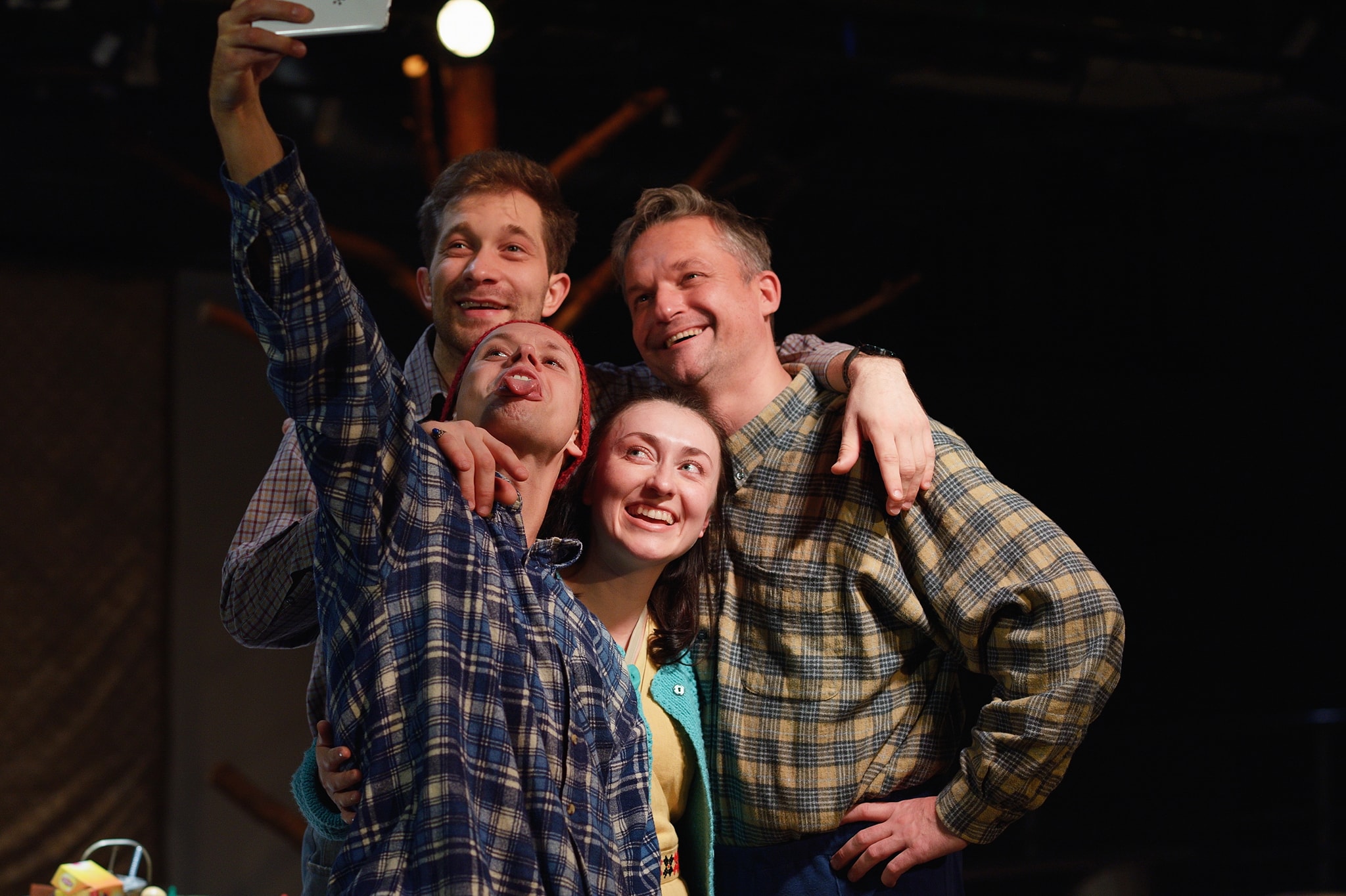 Skats no LNT izrādes "Suņa māja" (2022, rež. L. Semirozumenko). Antons – Romāns Bargais, Roma – Uldis Siliņš, Tarass – Egils Melbārdis, Aņuta – Jana Ļisova // Foto – Margarita Germane