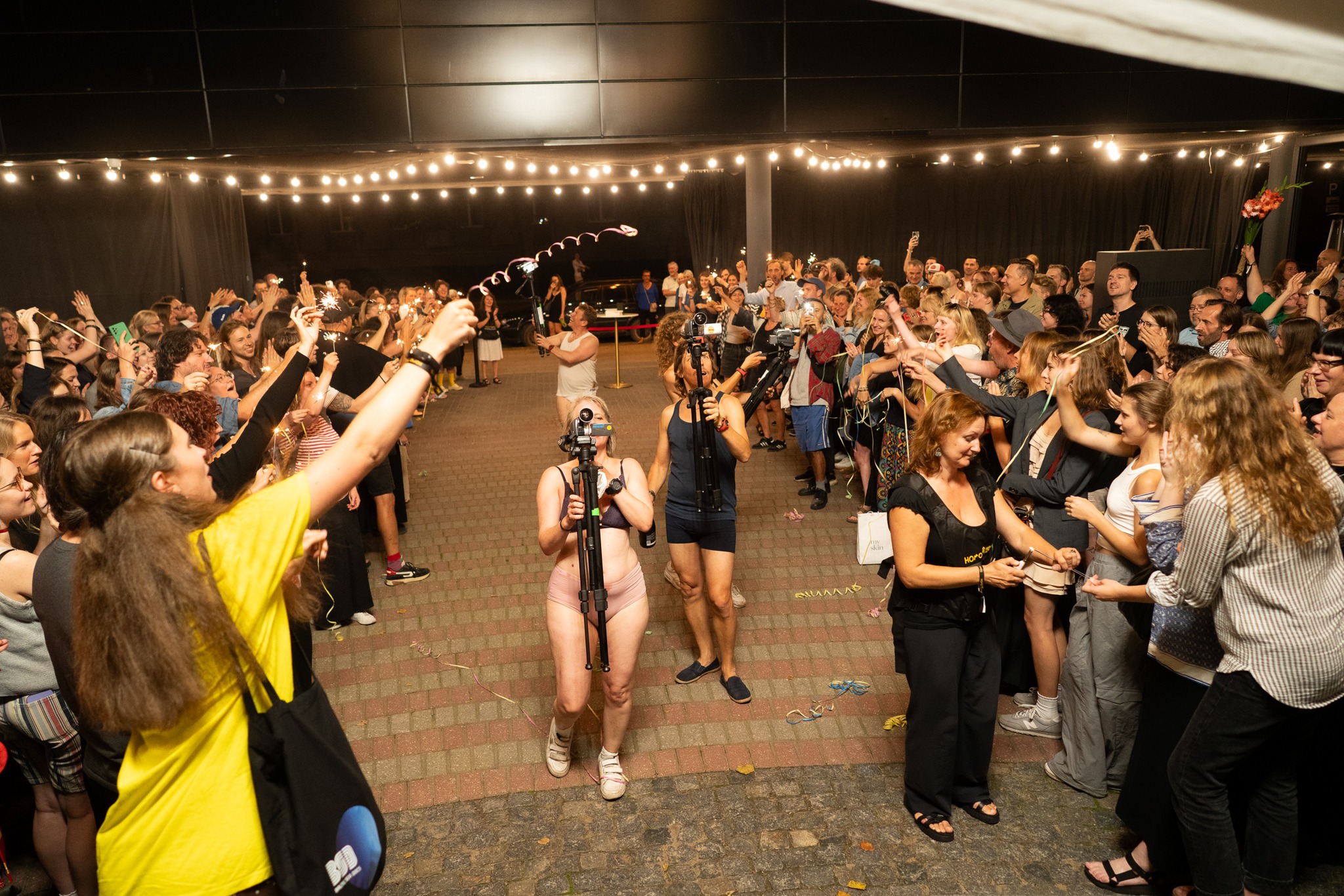 Skats no "Gob Squad" izrādes "Super Night Shot" festivālā "Homo Novus" // Foto – Andrejs Strokins