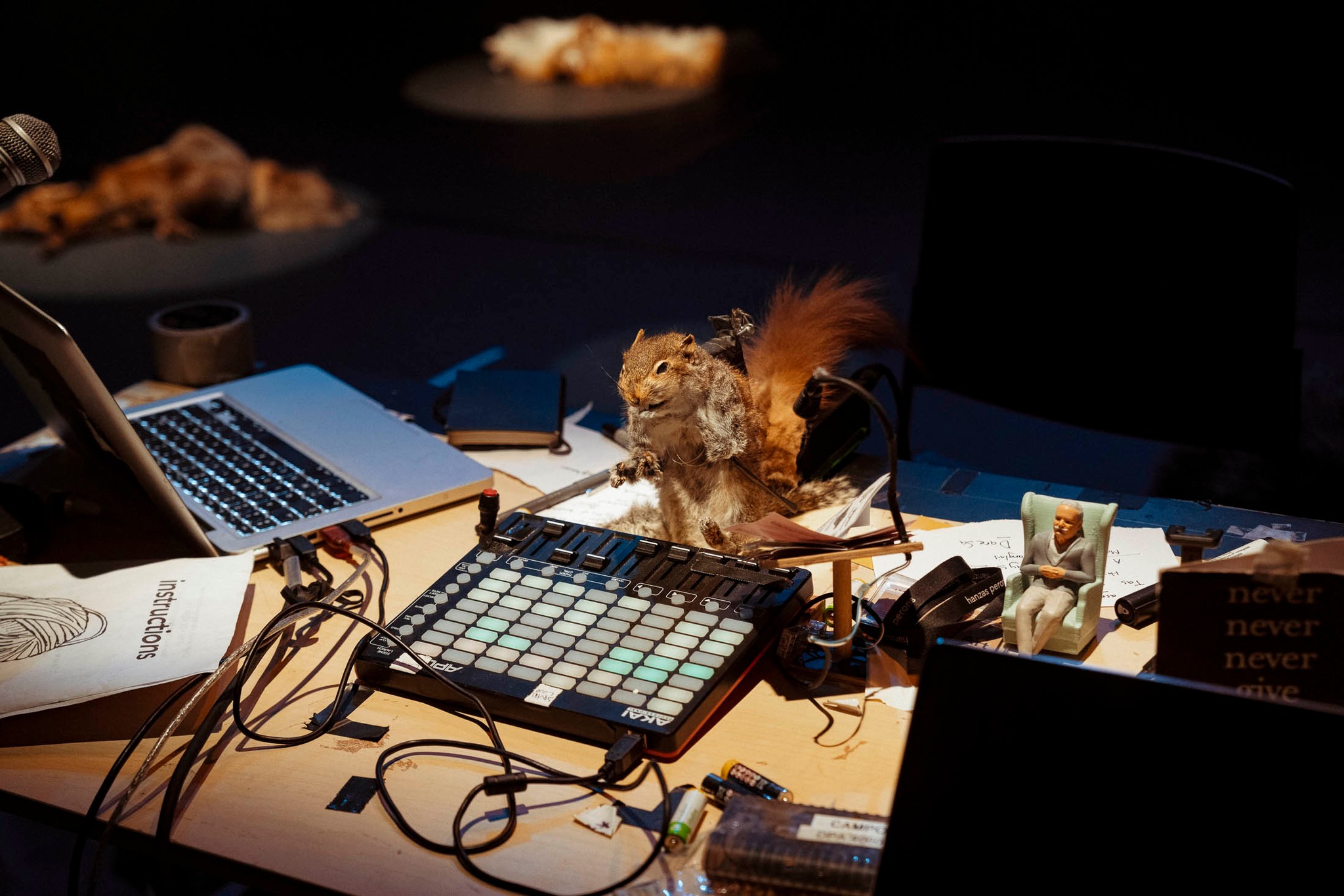 Skats no izrādes "Šūpuļdziesma maitēdājiem" (Kims Noubls/ CAMPO, Apvienotā Karaliste) // Foto – Andrejs Strokins