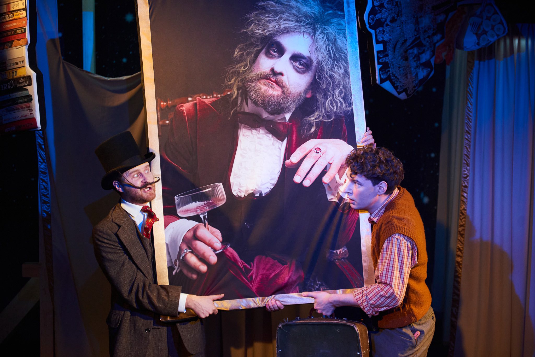 Skats no M. Čehova Rīgas Krievu teātra izrādes “Šušnirks un spoku muiža” (rež. Henrijs Arājs) // Foto – Vadim Kozhin